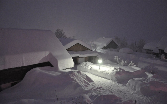 Austria - In Carinthia fell in some parts of the night on Friday up to 120 inches of new snow in Tyrol, there were about 70 centimeters. avalanches dissolve, schools remain closed and traffic is severely impaired. Also on Saturday , the situation remains.   1-31-2014
