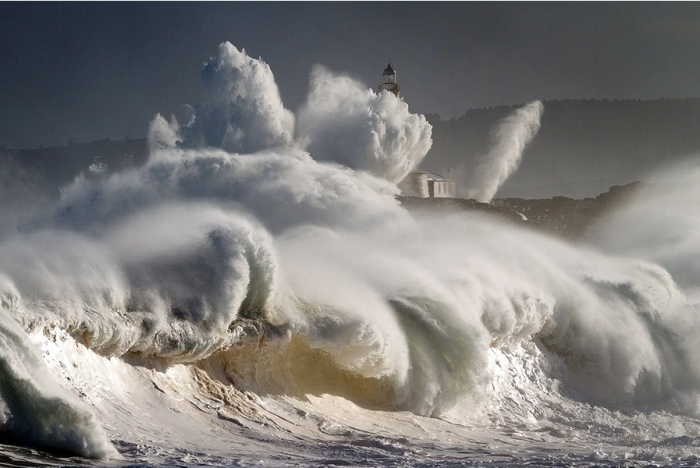 Powerful winds and huge waves smashing into the lighthouse in Cantabria, N Spain earlier this week when deep low was approaching the western Europe from the Atlantic.
