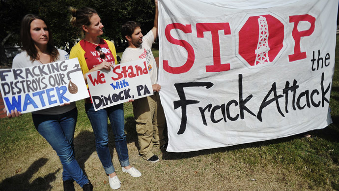 Opponents of hydraulic fracturing or "fracking" hold placards during a rally in Lafayette Square, across from the White House, on September 25, 2013 in Washington, DC. (AFP Photo/Mandel Ngan)