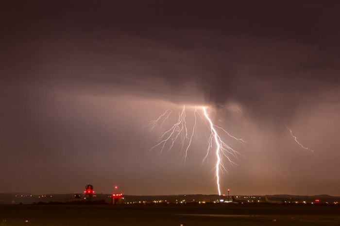 4-3-2014: Lightning strikes this evening when storms approached Prague, Czech Republic. Source: Dáša Müllerová /  Amatérská meteorologická společnost