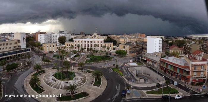 Thunderstorm over Bari, Puglia (south Italy) this afternoon. Some clear structure with strong precipitation, shelf cloud and whale's mouth structure on the far right. Source: Meteopugliainfoto.it