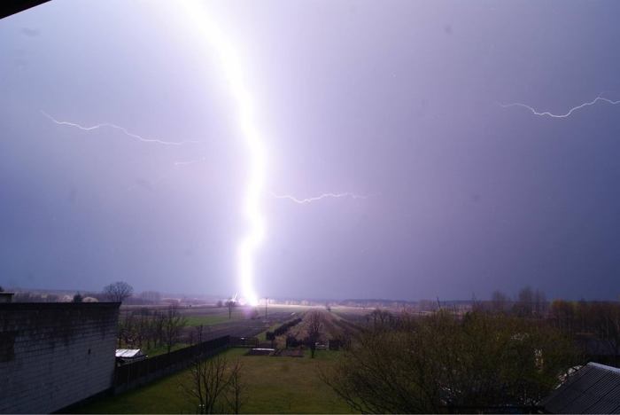 4-3-2014: An incredible close lightning strike near Biłgoraj, SE Poland this evening. Thanks to Artur Surowiecki for sending up this report! Source: Polscy Łowcy Burz