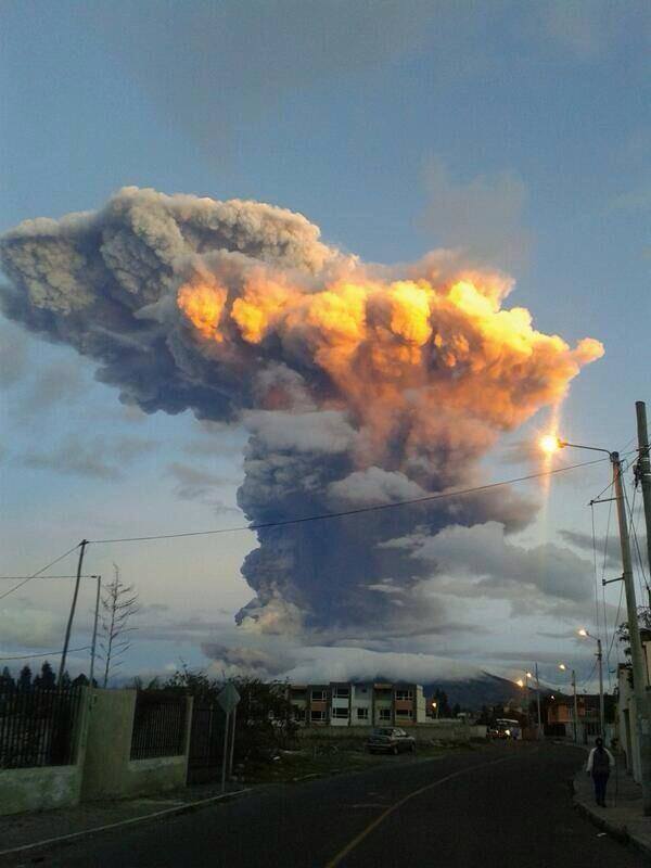 eruption of the Tungurahua volcano in Ecuador today with a powerful pyrocumulus resulting from the volcanic ash. Source: Tony Arellano via twitter @mantaraya64
