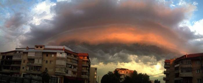 6-7-2014: shelf cloud over Lasi, E Romania. SOURCE:  Claudiu Madalin